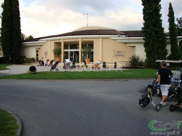 L'entrée du club house du golf club de Mouan Sartoux