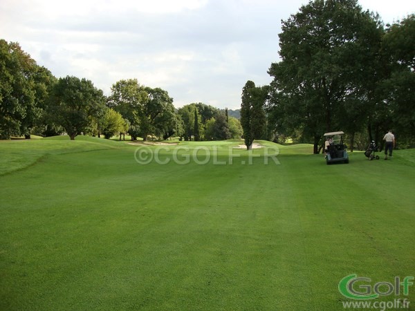 le fairway du trou n° 10 du golf de Mouan Sartoux Grasse