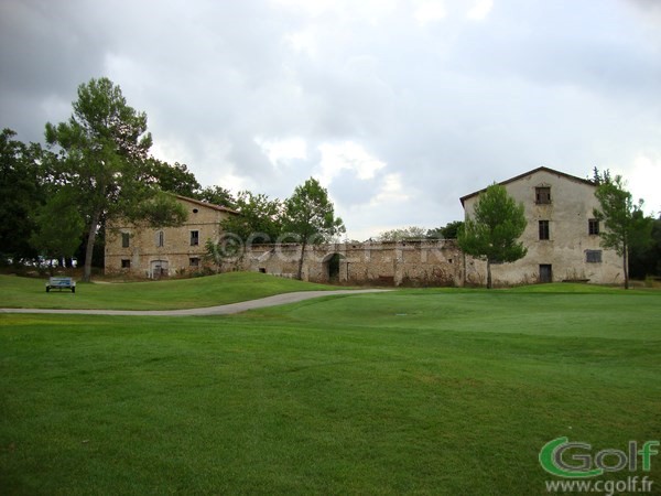 Grange du tournage Fanfan la Tulipe bordant le PAR 3 trou n°7