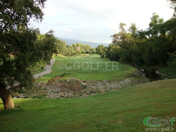 fairway du trou n° 4 avec son obstacle d'eau au golf de Saint Donat