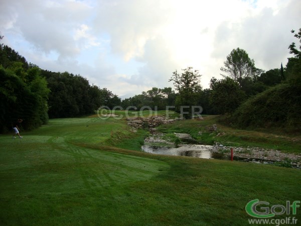 Le green du trou n° 3 avec obstacle d'eau du golf de Mouan Sartoux