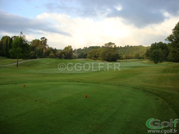 Le départ et le fairway du trou n°1 du country club de Saint Donat