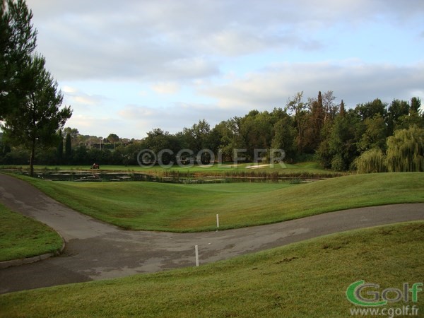 Le green du 10 du fairway du 18 sur le parcours de Mouan Sartoux