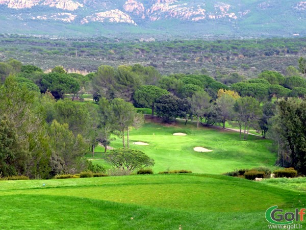 Le trou n°1 du golf de Saint Endreol dans le Var à La Motte en PACA