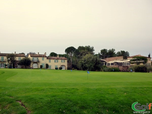 Le putting green du golf de Saint Endréol à La Motte porche de Saint Raphael dans le Var