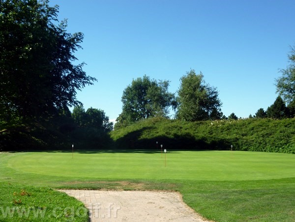 Putting green du golf de Saint-Etienne dans le département de la Loire en Rhône-Alpes Auvergne