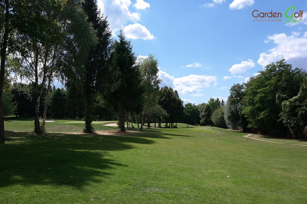 Fairway sur le golf de Saint-Germain-Lès-Corbeil proche de Paris dans l'Essone en Ile de France