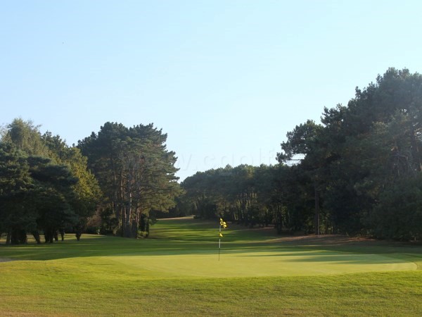 Green du parcours des Pins du golf Saint Laurent à Auray dans le Morbihan en Bretagne