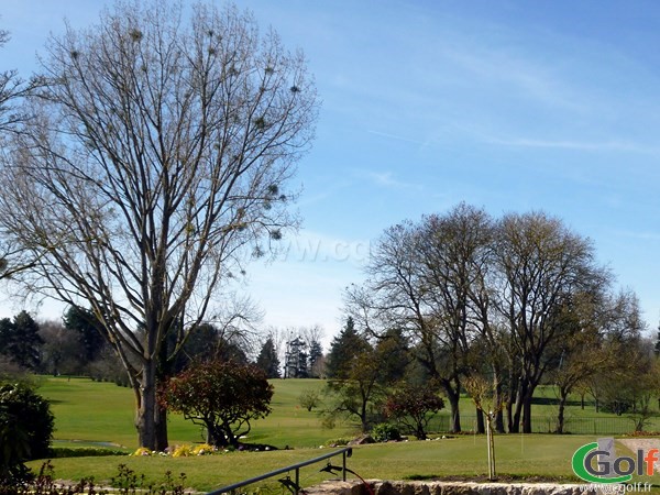 Zone de pitching green du golf de Saint-Nom-La-Bretèche dans les Yvelines proche de Paris et Versailles