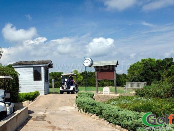 Accés au trou n°1 du golf de Sperone à Bonifacio en Corse au bord de la méditerranée