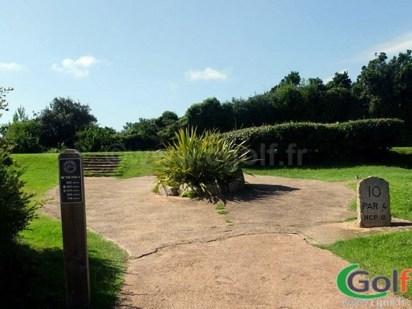 Accés du trou n°10 au golf de Sperone en Corse au bord de la mer Méditerranée