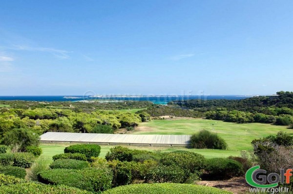 Le practice vue mer Méditerranée sur le golf de Sperone en Corse à Bonifacio