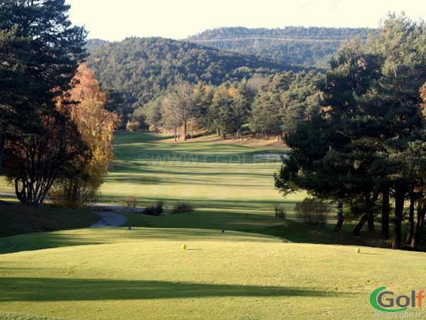 Trou n°1 du golf de Taulane dans l'arrière pays de Grasse dans le var