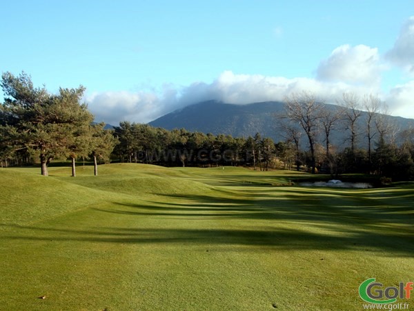 L'arrivée du trou n°13 du golf de Taulane à la Martre proche de Grasse dans le Var