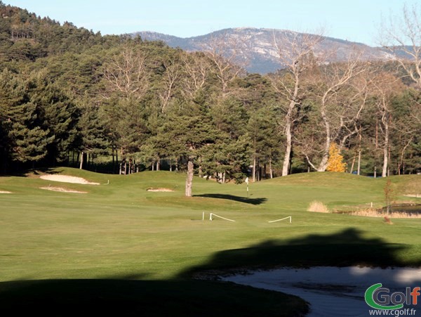 Green du n°15 du golf du Chateua de Taulane dans l'arrière pays de Grasse