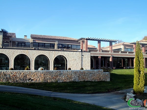 Le club house restaurant du golf du chateau de Taulane à la Martre proche de Grasse et Castellane