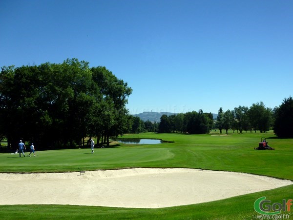 Green n°9 du golf de Salvagny parcours des Etangs en Rhône Alpes dans la banlieu Lyonnaise