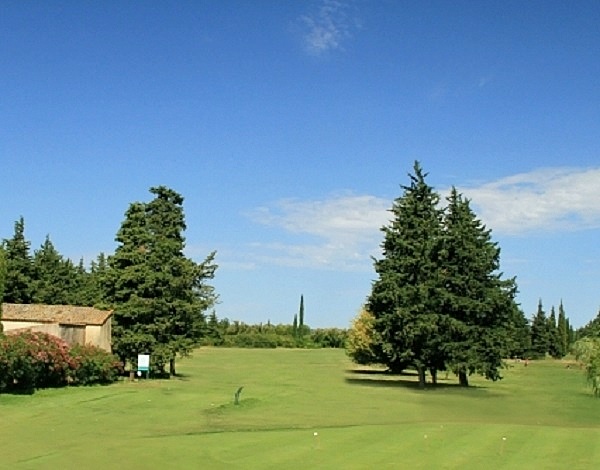 Départ et fairway n°1 du golf d'Uzès dans le Gard en Languedoc Roussillon