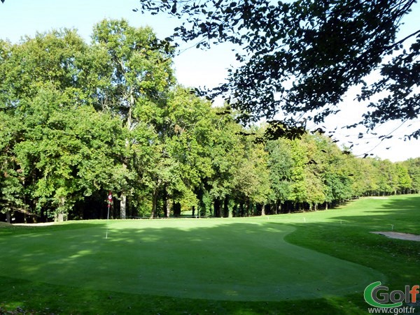 Le green n°8 dans l'Indre sur le golf du Val de l'indre à Villedieu dans la région Centre