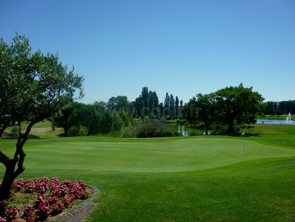 Green n°2 du golf de la Valdaine en Rhône-Alpes proche de Montélimar à Montboucher