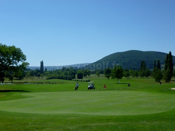 Green n°9 du golf de la Valdaine proche de Montélimar en Rhône Alpes dans la Drôme