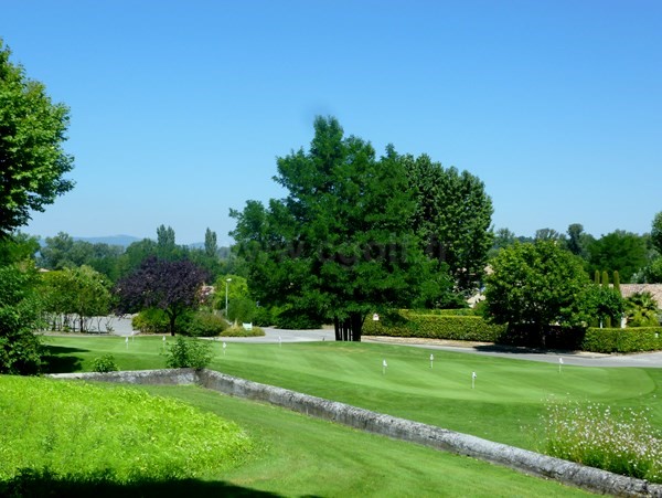 Putting green du golf de la Valdaine proche de Montélimar en Rhône-Alpes dans la Drôme