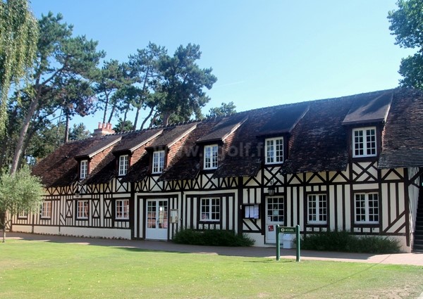 Club house du golf de Cabourg à Varaville en Normandie proche de Ouistreham Calvados