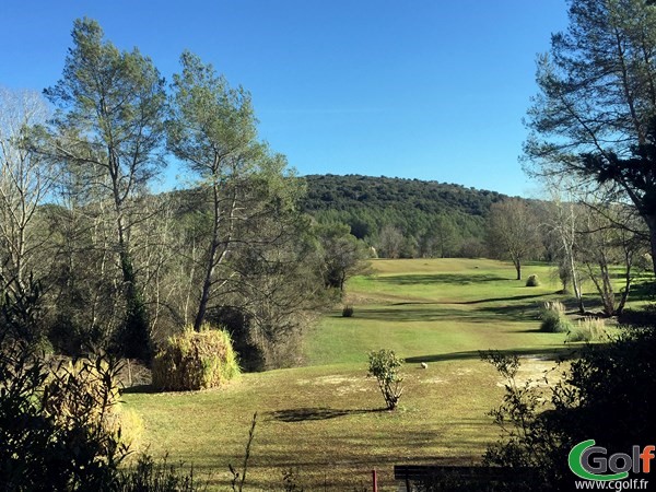 Trou n°1 du golf de Villeneuve-Loubet dans les Alpes Maritimes en PACA proche de Nice