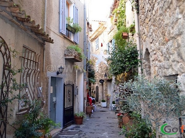 Les ruelles du vieux village de Mougins dans les Alpes Maritimes au dessus des deux golfs de Mougins