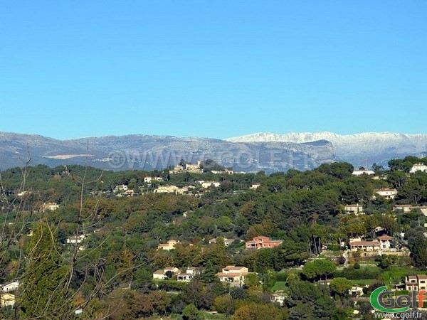 Vue sur Grasse et l'arrière pays à partir du village de Mougins sur la côte d'Azur