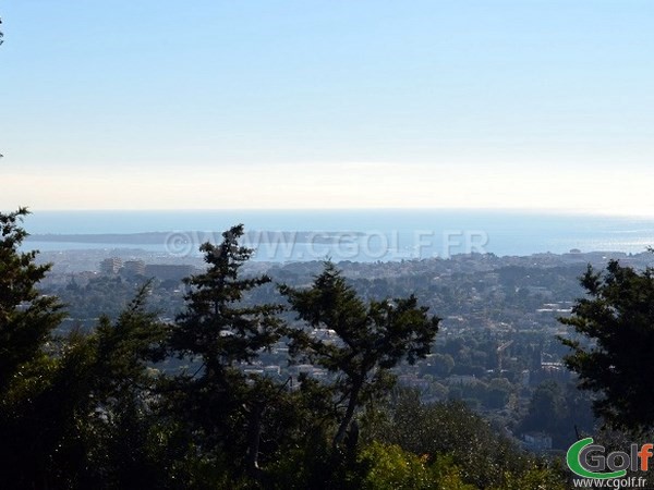 Vue sur la mer mediterranée de mougins village dans les Alpes Maritimes