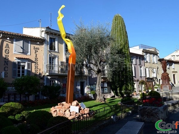 Place du vieux village de Mougins dans les Alpes Maritimes niché au dessus des deux golfs de Mougins