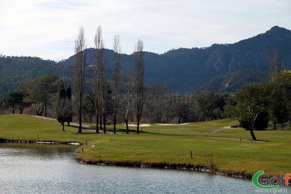 Le trou n°1 du golf de riviera domaine barbossi a mandelieu la napoule dans les alpes maritimes