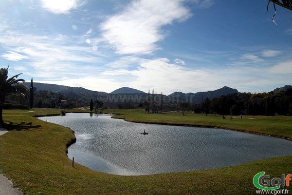 Le fairway du n°18 du golf de Mandelieu Riviera sur la cote d'azur dans les Alpes Maritimes 06