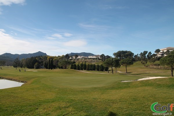 Le green n°18 du golf de Riviera à Mandelieu dans les Alpes Maritimes sur la Cote d'Azur