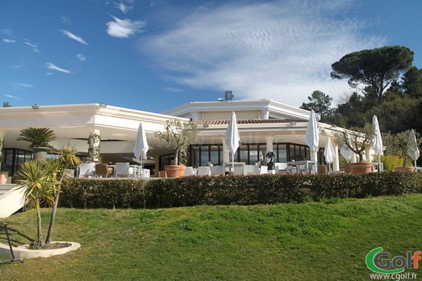 La terrasse du restaurant au golf de Riviera Mandelieu sur la Cote d'Azur en PACA