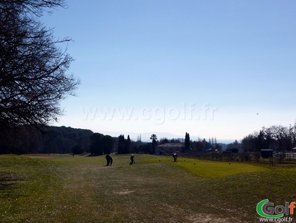 Le départ du trou n°1 au set golf à Aix en Provence sur la Cote d'Azur