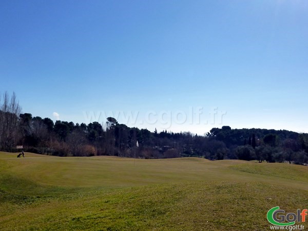 Le green n°11 du Set Golf à Aix en Provence dans les Bouches du Rhone