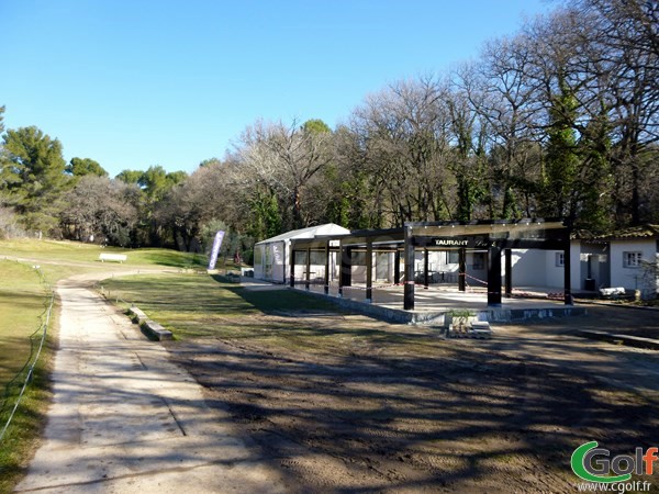 Le club house restaurant du Set Golf à Aix en Provence dans les Bouches du Rhone