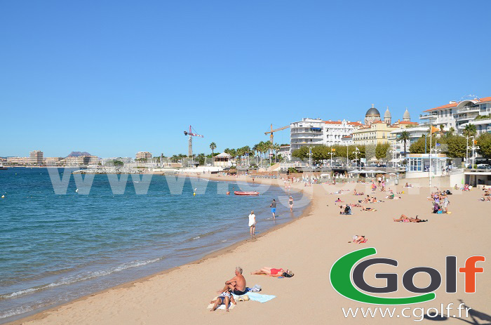 Bord de mer de St Raphaël avec sa plage